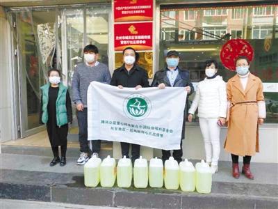 蘭州曹家廳社區為轄區學校捐消毒液（圖）