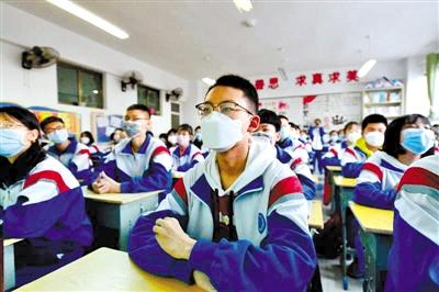 甘肅省初三和高一、高二年級(jí)學(xué)生昨日開學(xué) 青春校園又聞瑯瑯讀書聲