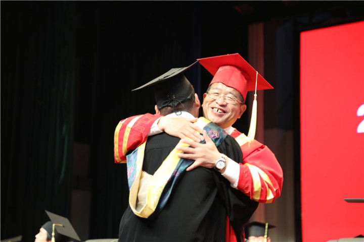 17分鐘14次掌聲！隴東學院院長辛剛國這樣深情寄語畢業生