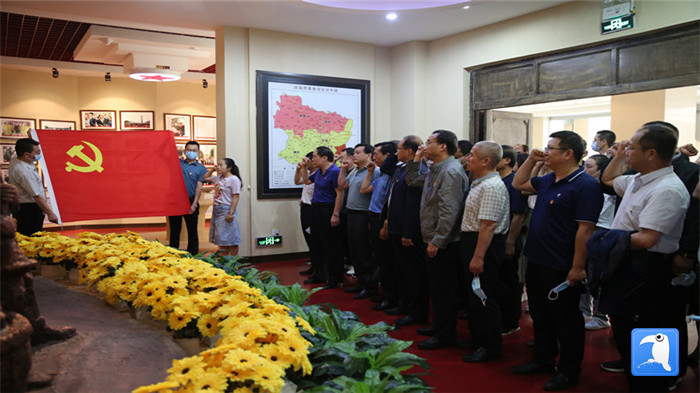6月30日上午，慶陽市紀委監委機關黨委組織全體黨員干部赴市博物館開展“迎七一·紀念建黨99周年”主題黨日活動。拍攝：葛歡_副本.jpg