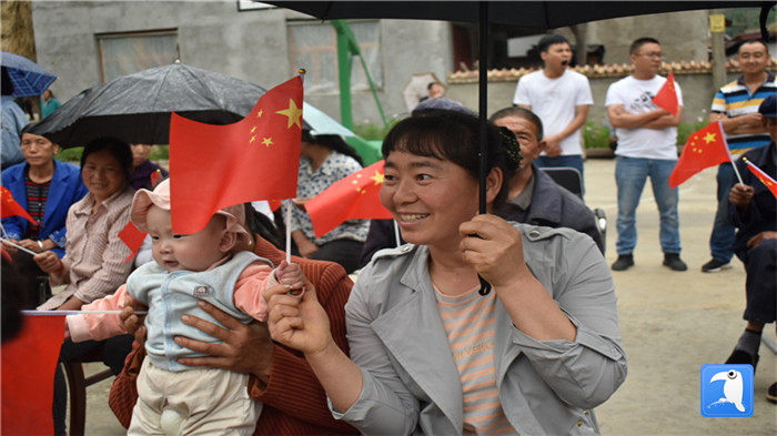 隴南市紀委監委黨員干部與宕昌縣官亭鎮杜家村群眾一起慶祝黨的生日。_副本.jpg