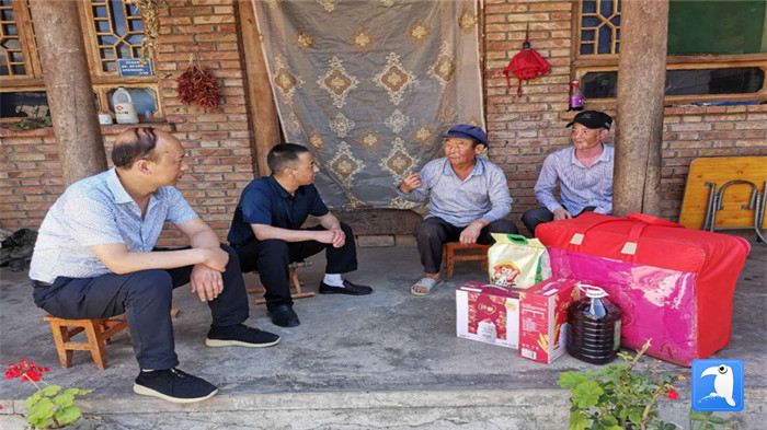 在建黨99周年來臨之際，隴南市禮縣紀委監委在中壩鎮、三峪鄉開展“七一”慰問老黨員、困難黨員活動，為他們送去組織的關懷和節日的問候。_副本.jpg