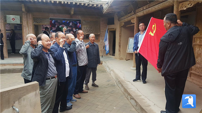 7月1日，臨夏州紀委監委機關黨總支組織退休黨支部部分黨員前往東鄉縣布楞溝村史館，開展主題黨日活動。_副本.jpg