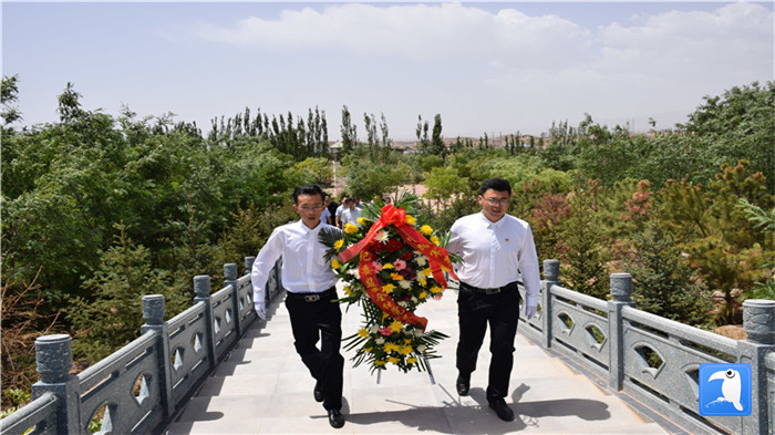 七一”前夕，白銀市紀委監委機關黨委組織黨員來到紅軍西路軍景泰烈士陵園開展主題黨日活動。 朱鵬拍攝_副本.jpg