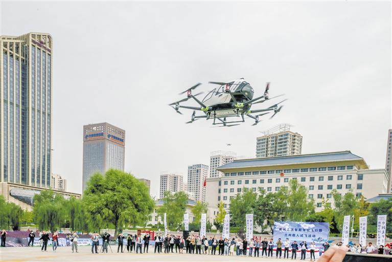 超酷、超刺激！智能駕駛飛行器在蘭載人試飛