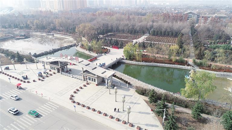 　初冬時節，臨夏市東郊公園里,楓樹、松柏、云杉等樹木色彩斑斕