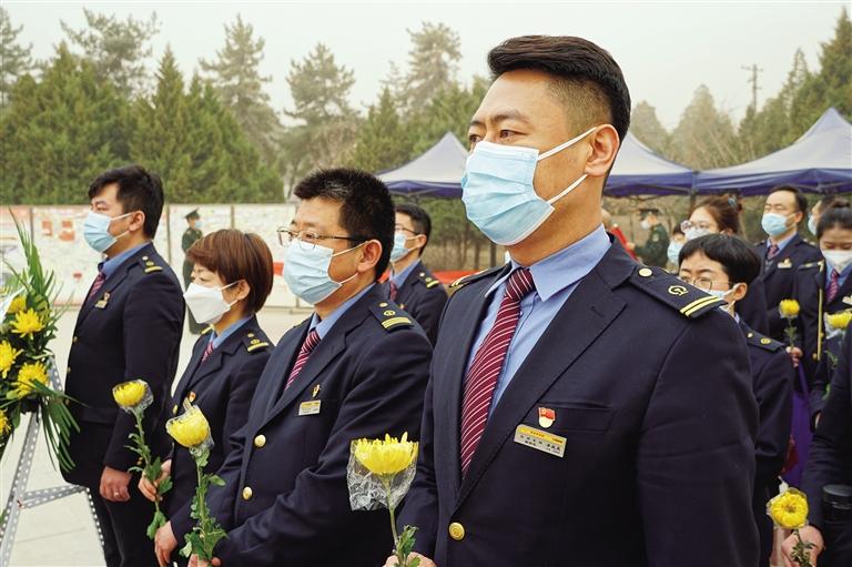 蘭州車站組織黨員祭奠“衛國戍邊英雄”陳紅軍烈士