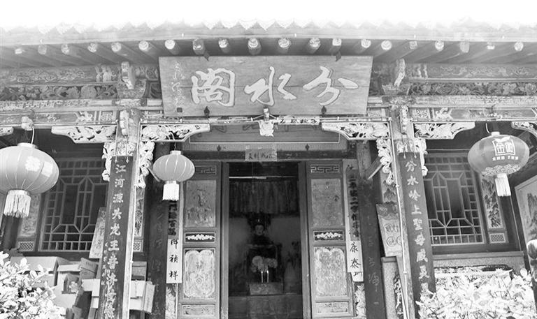 秦嶺鎮(zhèn)分水閣，一屋檐水分江河 這里可看水系奇觀，可賞連翹花海