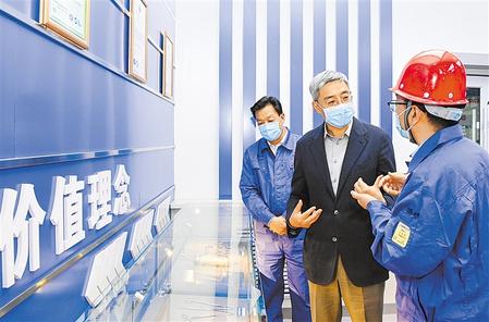 尹弘在嘉峪關(guān)調(diào)研時(shí)強(qiáng)調(diào) 推動傳統(tǒng)產(chǎn)業(yè)智能化高端化綠色化轉(zhuǎn)型升級 努力在實(shí)現(xiàn)高質(zhì)量轉(zhuǎn)型發(fā)展上邁出更大步伐