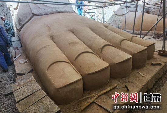 圖為中國(guó)“石窟鼻祖”天梯山石窟第13窟大佛足部與局部危巖體搶救性保護(hù)項(xiàng)目施工現(xiàn)場(chǎng)。陳曉斌 攝
