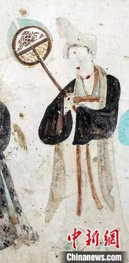 “一把小扇在手,笑對(duì)仲夏酷暑。”圖為莫高窟第468窟《執(zhí)團(tuán)扇女供養(yǎng)人》(中唐)。 敦煌研究院供圖 “一把小扇在手,笑對(duì)仲夏酷暑。”圖為莫高窟第468窟《執(zhí)團(tuán)扇女供養(yǎng)人》(中唐)。 敦煌研究院供圖