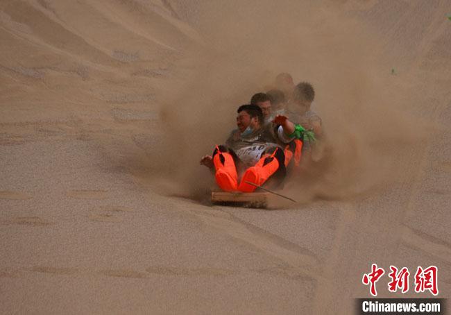 6月13日，敦煌鳴沙山月牙泉景區(qū)舉辦滑沙比賽。　馮豆 攝