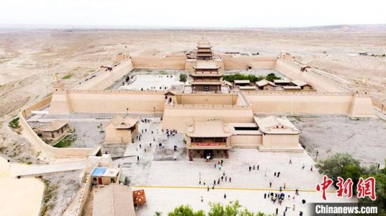 圖為7月中旬，世界文化遺產——嘉峪關，它是中國明代萬里長城的西端起點。　高展　攝