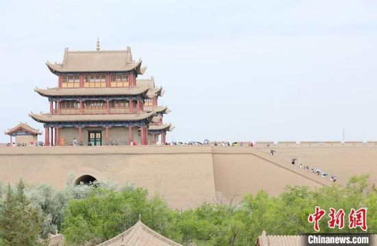 歷經數十載保護修繕的古老關城得以延年益壽，成為了海內外游客“絲路游”的必經打卡地。　高展 攝