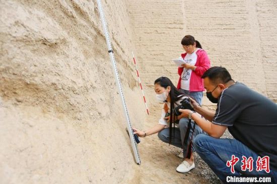 科技保護讓長城價值的真實性和完整性得到有效延續和傳承。圖為文物工作者正在測量關城的相關數據。　高展 攝