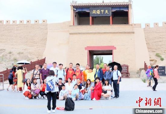 歷經數十載保護修繕的古老關城得以延年益壽，成為了海內外游客“絲路游”的必經打卡地。　高展 攝