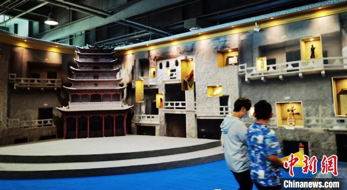 該展覽還借助科技手段，復原“藏經洞”場景，將莫高窟“搬進”展廳。　丁思 攝