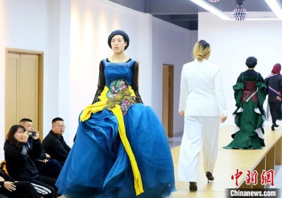 東鄉(xiāng)繡娘在T臺(tái)走秀。 高展 攝 東鄉(xiāng)繡娘在T臺(tái)走秀。 高展 攝