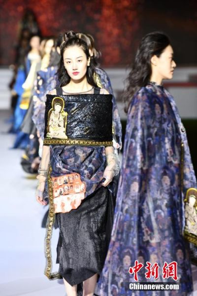 圖為敦煌服裝秀展示。 殷春永 攝