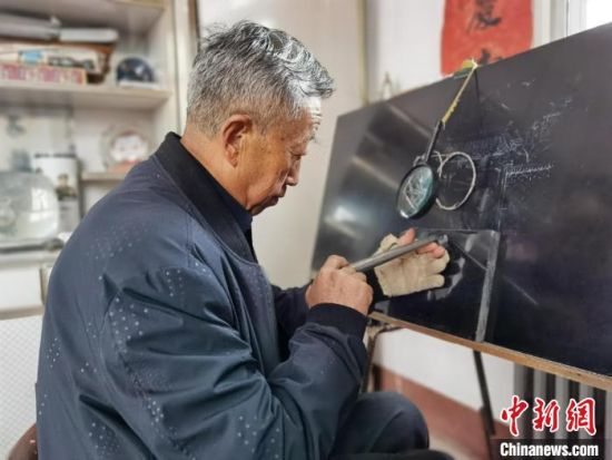 圖為陶世清在創(chuàng)作中。　楊娜 攝