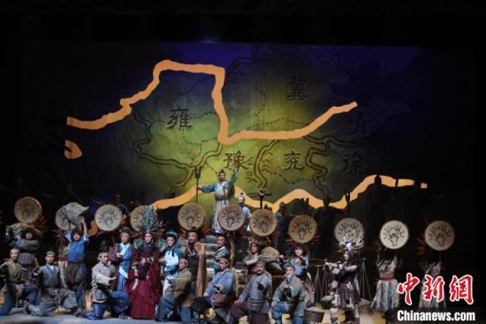 作為隴劇“梅花”，雷通霞在《大禹治水》中甘當(dāng)“綠葉”，該劇推出后，反響十分熱烈。(資料圖) 楊艷敏 攝