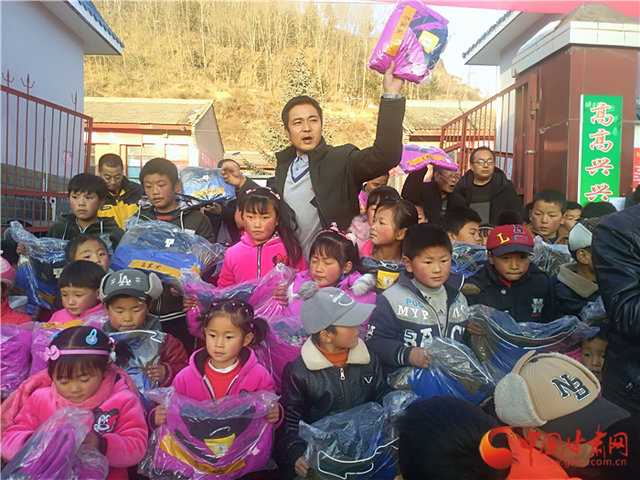 為愛匯聚  中國甘肅網2022“新年新衣”溫暖相伴過新年