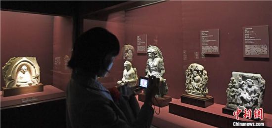 2018年8月，《平山郁夫的絲路世界——平山郁夫絲綢之路美術(shù)館文物展》在甘肅敦煌莫高窟開展。中新社記者 楊艷敏 攝