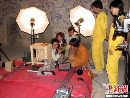 敦煌研究院與日本東京文化財研究所合作進(jìn)行第285窟多光譜無損調(diào)查工作現(xiàn)場。中新社發(fā) 婁婕 供圖