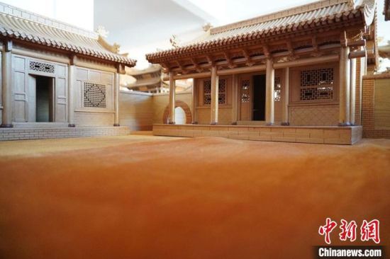 圖為微縮建筑蘭州四合院內(nèi)部結(jié)構(gòu)。　九美旦增 　攝