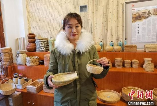 40多種精小玲瓏、純手工制作的新型盛食容器、居家工藝品等，每一件都令人愛(ài)不釋手。　馮志軍 攝