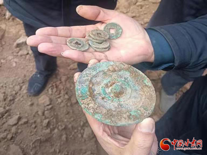 甘肅靈臺：山體滑坡處現(xiàn)漢代古墓 警方及時保護助考古挖掘