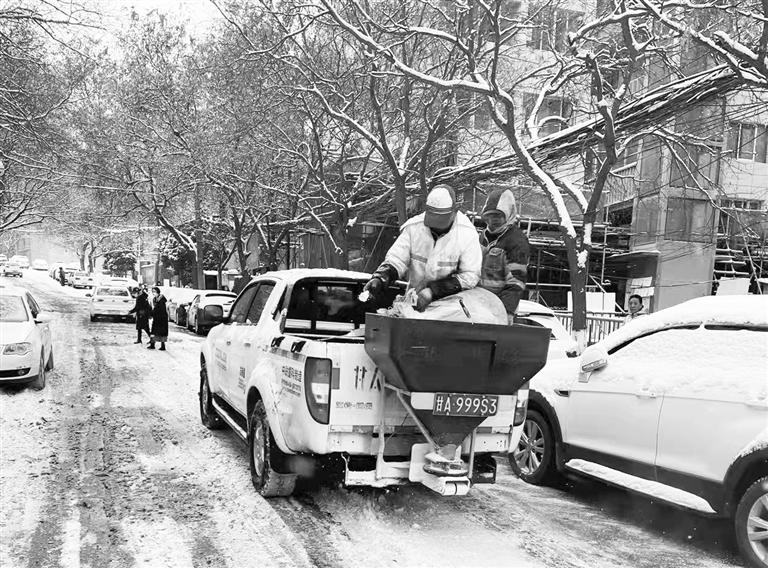 啟動應急預案 蘭州城關環衛播撒融雪劑100噸