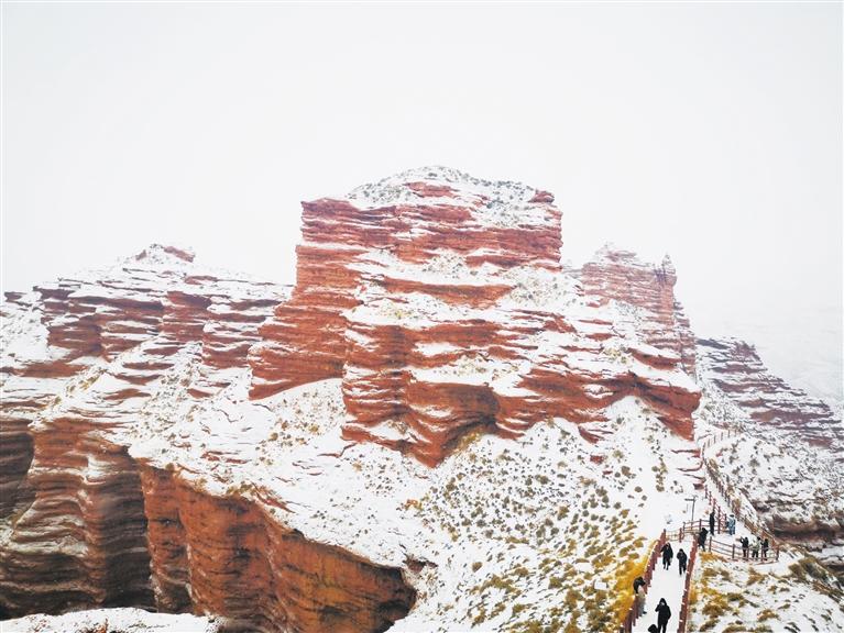 平山湖大峽谷 北國風(fēng)光引游人前來打卡