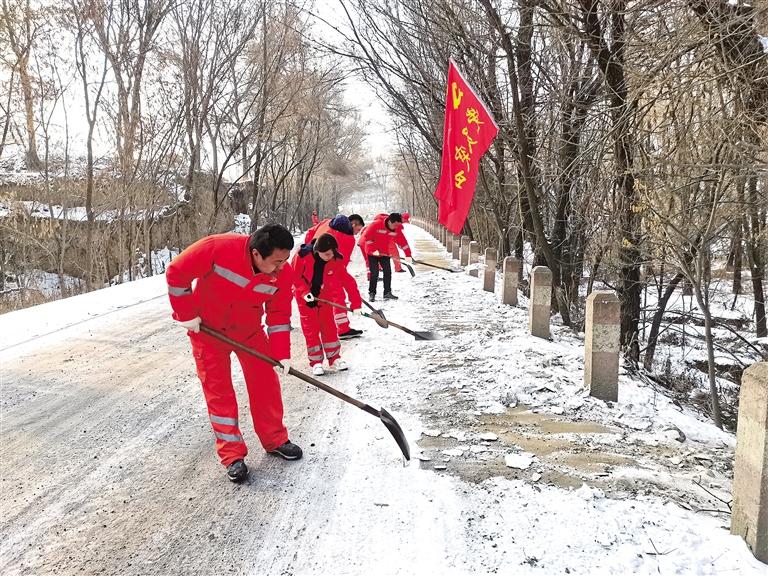 臨夏州東鄉公路段開展“打冰防滑、黨員先行”主題黨日活動