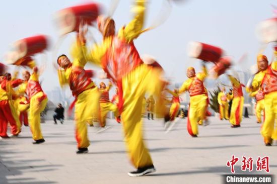 2019年2月19日，演員在黃河岸邊的蘭州水車博覽園內進行太平鼓表演，歡慶元宵佳節。(資料圖) 　楊艷敏 攝