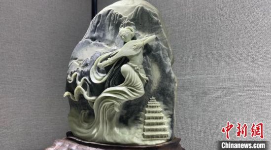 圖為李學平的玉雕作品。　高瑩 攝