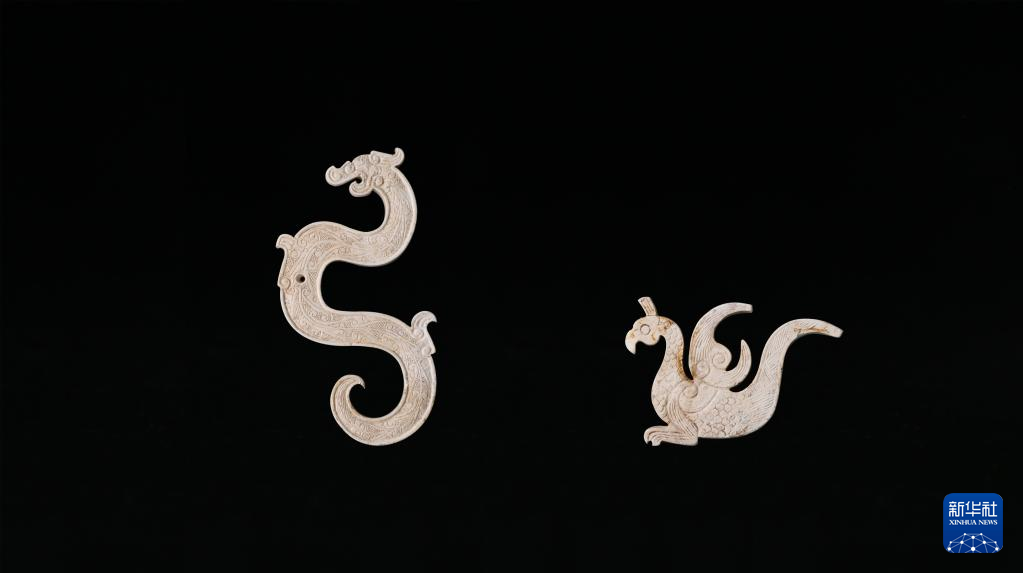 江西樟樹(shù)市國(guó)字山戰(zhàn)國(guó)墓葬出土玉龍、玉鳳（資料圖）。