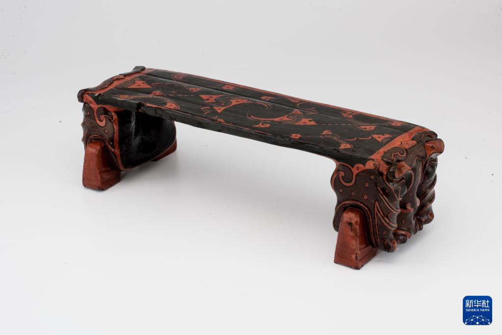 湖北云夢(mèng)縣鄭家湖戰(zhàn)國(guó)秦漢墓地出土漆木虎頭枕（資料圖）。