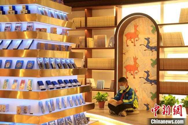 敦煌書局整體布局融入敦煌文化元素。　黃燕 攝