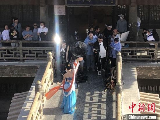 圖為5月以來，“奧大粒”直播現(xiàn)場引游客圍觀。　敦煌市委宣傳部供圖