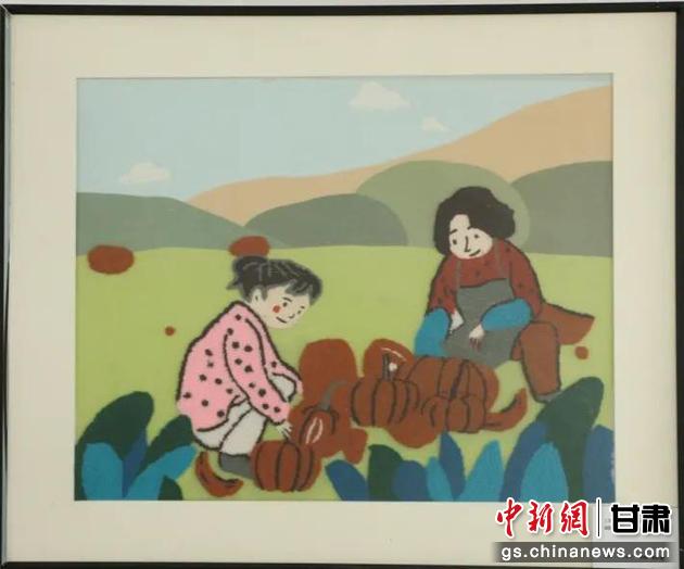 嘉峪關(guān)市新城鎮(zhèn)新城村農(nóng)業(yè)產(chǎn)業(yè)園區(qū)內(nèi)，母女兩人在摘南瓜。刺繡 馬艾米乃 繡稿 敬紅霞