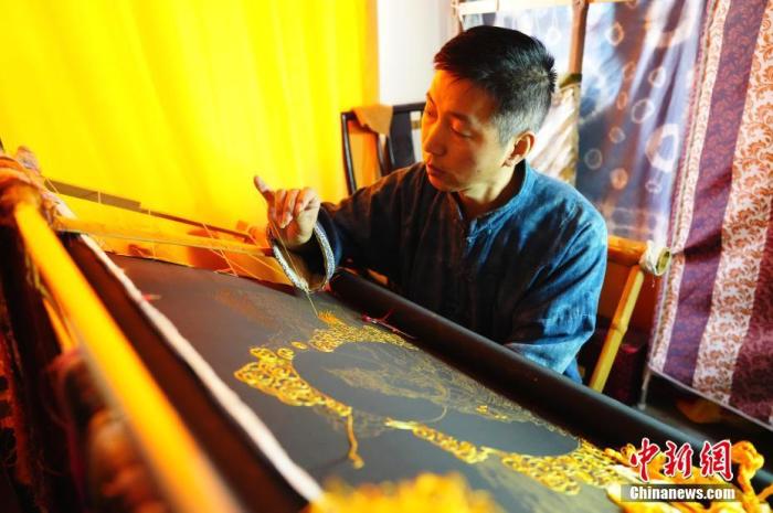 系統(tǒng)性挖掘整理古代敦煌刺繡，是甘肅天水市級非遺代表性項(xiàng)目武山刺繡代表性傳承人劉云帆這兩年最緊要的工作之一。圖為劉云帆在創(chuàng)作富含敦煌刺繡元素的作品。 中新社發(fā) 謝秉錫 攝 