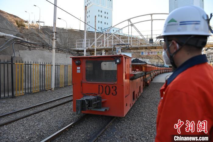 圖為工作人員正在觀察車輛運行情況?！±顏嘄?攝