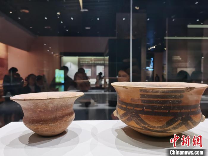 圖為河湟文化博物館展陳的陶器。 張?zhí)砀?攝 圖為河湟文化博物館展陳的陶器。 張?zhí)砀?攝