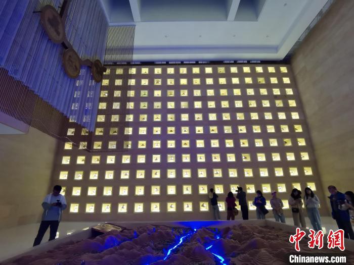 圖為河湟文化博物館序廳的左右彩陶墻放置的374件彩陶。 張?zhí)砀?攝 圖為河湟文化博物館序廳的左右彩陶墻放置的374件彩陶。 張?zhí)砀?攝