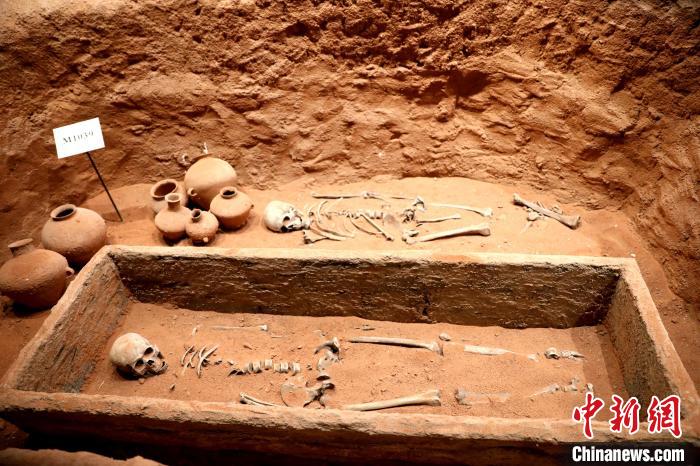 圖為河湟文化博物館復(fù)制展陳的墓葬及其彩陶陪葬品。 薛蒂 攝 圖為河湟文化博物館復(fù)制展陳的墓葬及其彩陶陪葬品。 薛蒂 攝