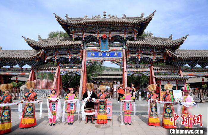 圖為身穿土族服飾的工作人員迎接訪客。 薛蒂 攝 圖為身穿土族服飾的工作人員迎接訪客。 薛蒂 攝