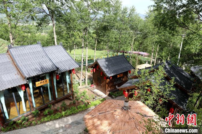 圖為景區內依山而建的民宿?！⊙Φ?攝