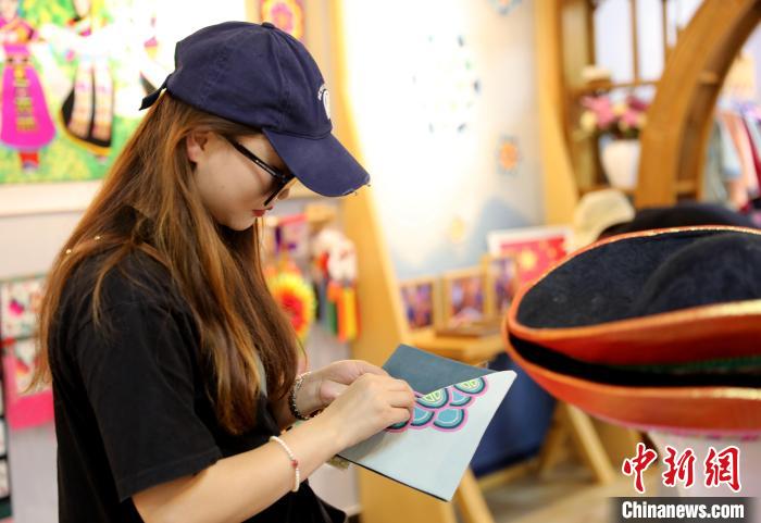 圖為民眾體驗國家級非遺項目盤繡技藝。 薛蒂 攝 圖為民眾體驗國家級非遺項目盤繡技藝。 薛蒂 攝