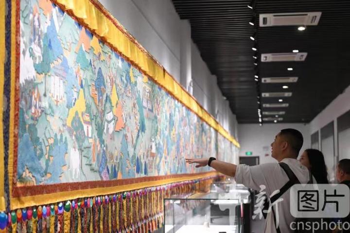 圖為觀眾參觀唐卡《涼州會盟》。 中新社記者 戴文昌 攝